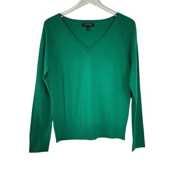 Banana Republic Sweaters - Banana Republic 100% Merino Wool V-Neck Sweater Size Medium Kelly Green